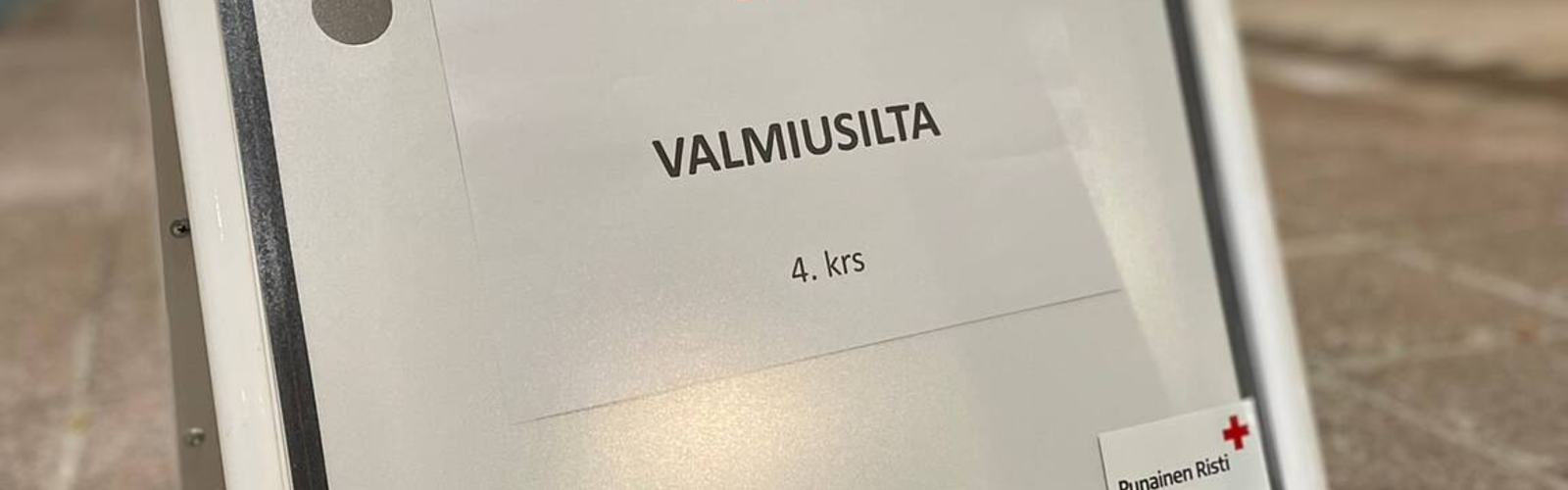 Valmiusillan kyltti.