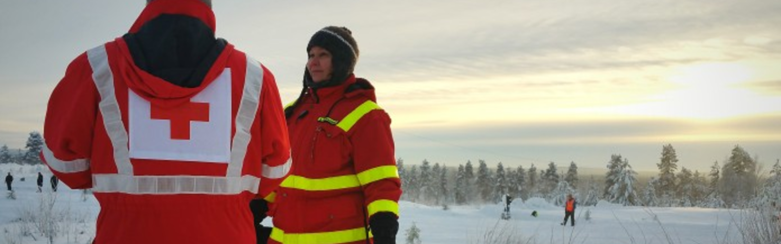 Kaksi Suomen Punaisen Ristin vapaaehtoista juttelevat hiihtoladulla.