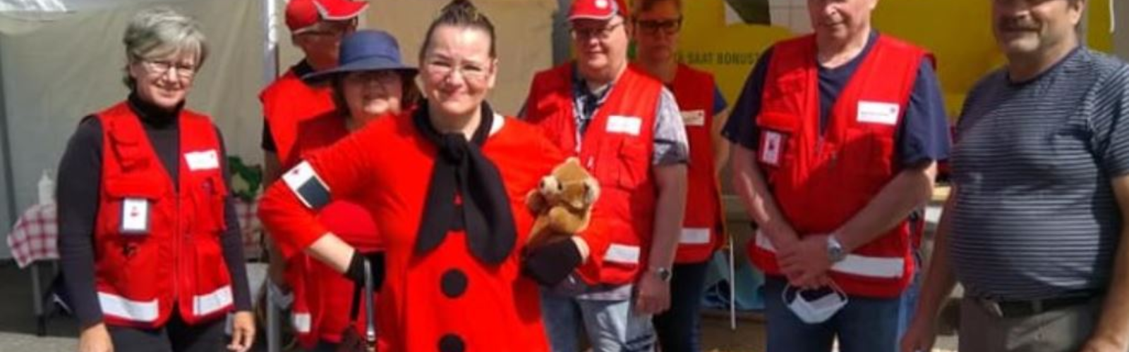 Rantasalmen osaston vapaaehtoisia seisoo rivissä ja hymyilee kameralle.