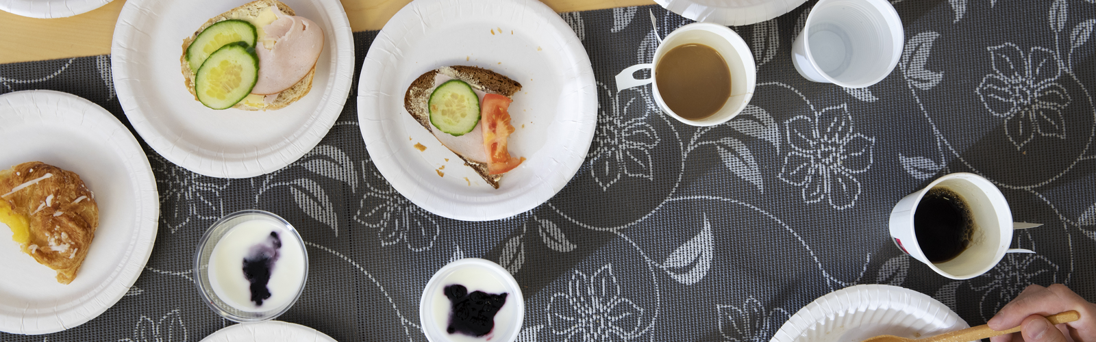 Kahvikupit pöydällä.