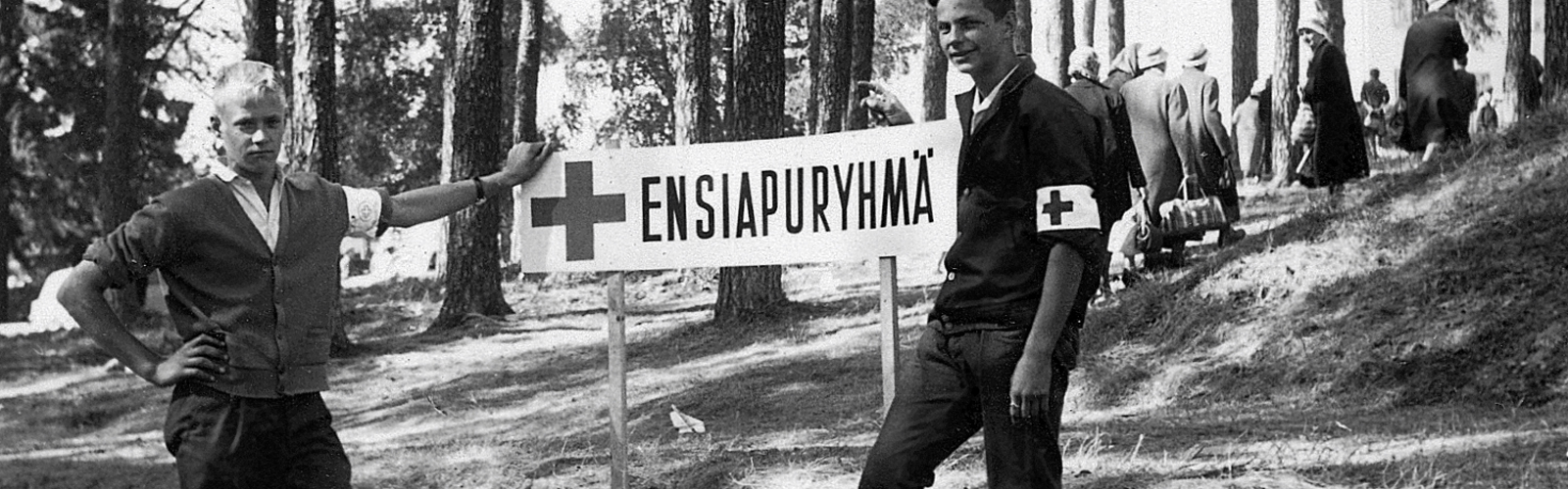 Kaksi henkilöä vanhassa kuvassa