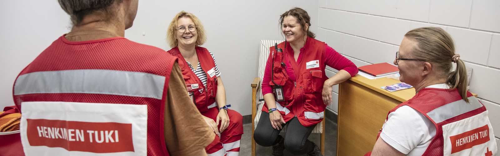 Henkilöt keskustelevat ringissä