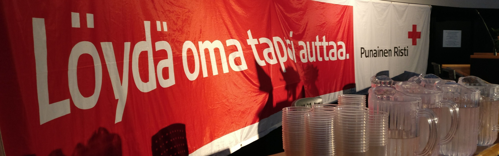 Punainen banderolli, jossa lukee Löydä oma tapasi auttaa