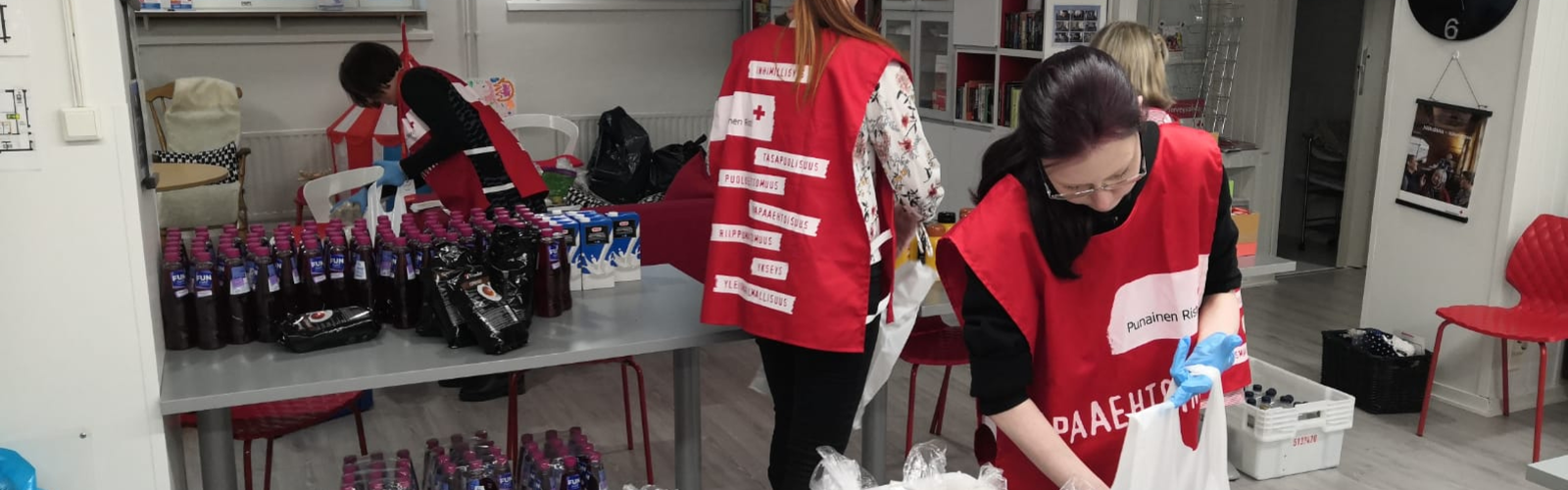 vapaaehtoiset pakkaavat ruokakasseja
