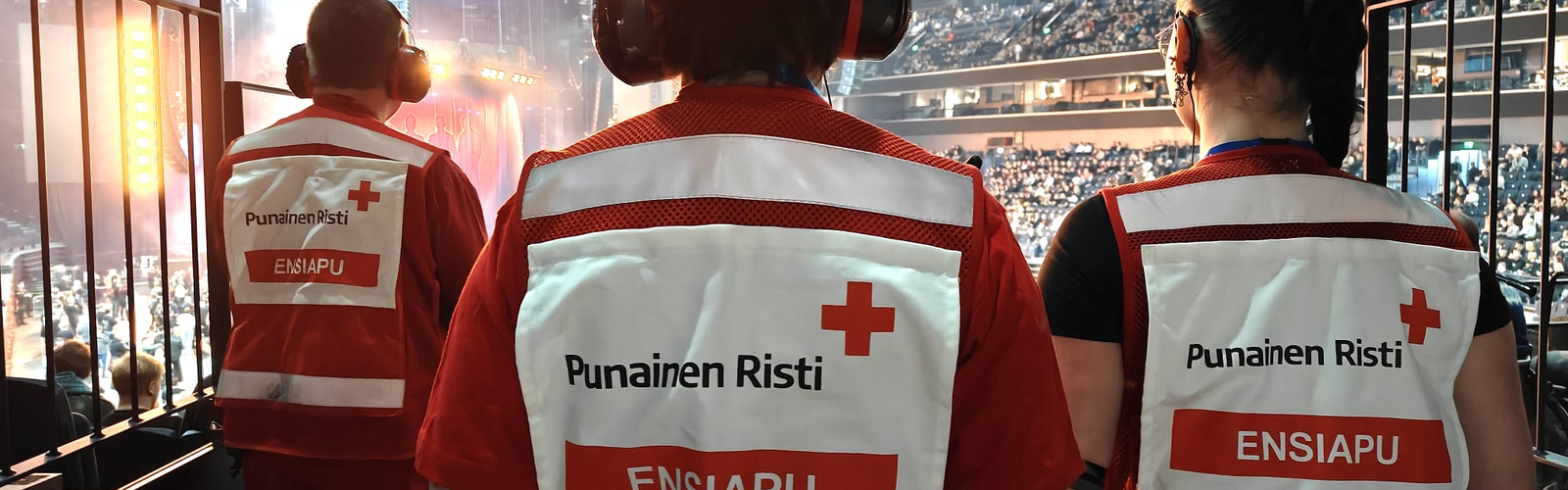 Kolme vapaaehtoista konsertissa