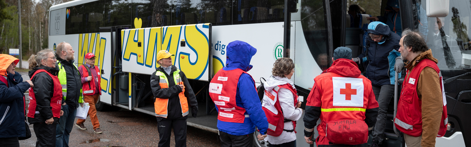 ihmisiä jonottamassa bussiin