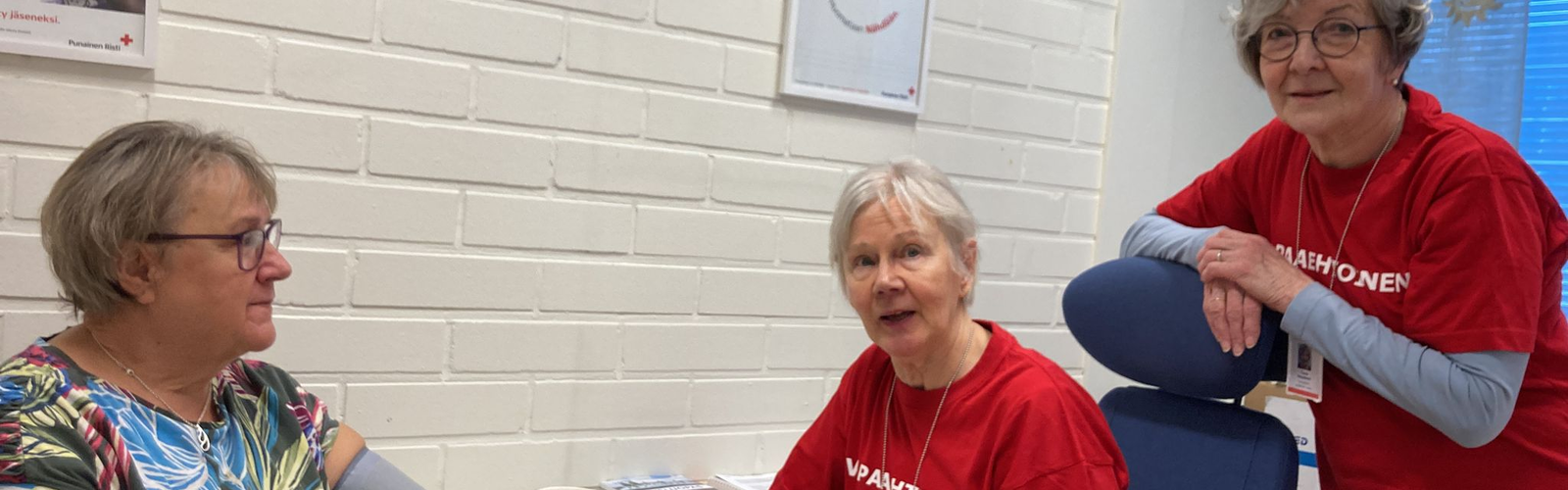 Jyväskylän osaston terveyspisteen vapaaehtoisia. Kuva: Päivi Polvi, Punainen Risti