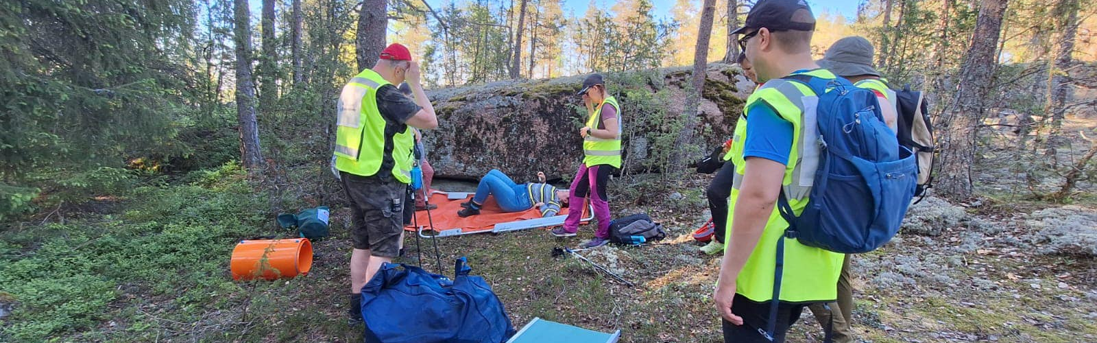 valmiusryhmä harjoittelee loukkaantuneen pelastamista