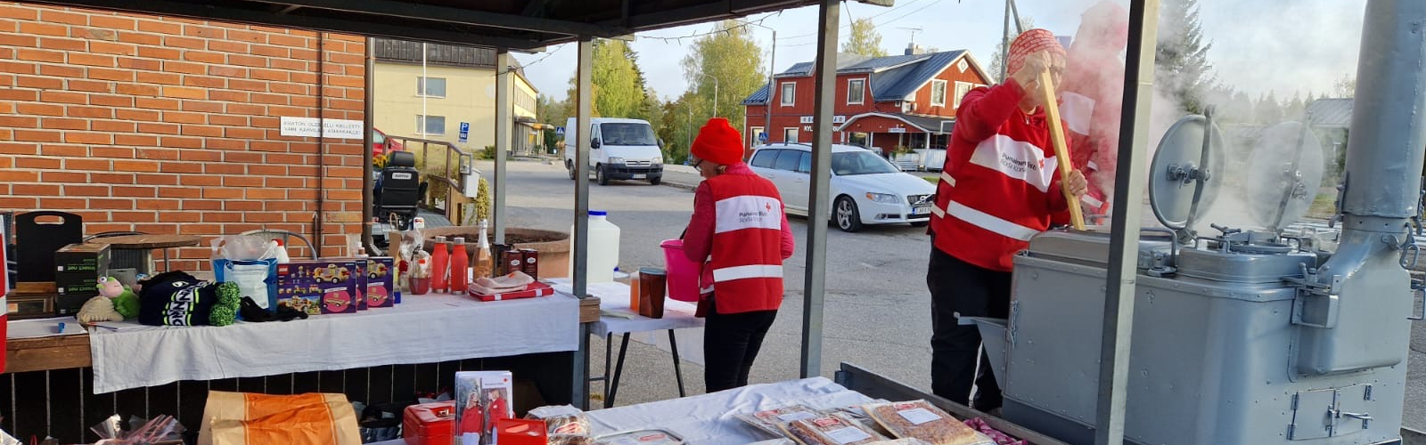 Vapaaehtoisia Haukivuoren torilla Nälkäpäivämyyjäisissä