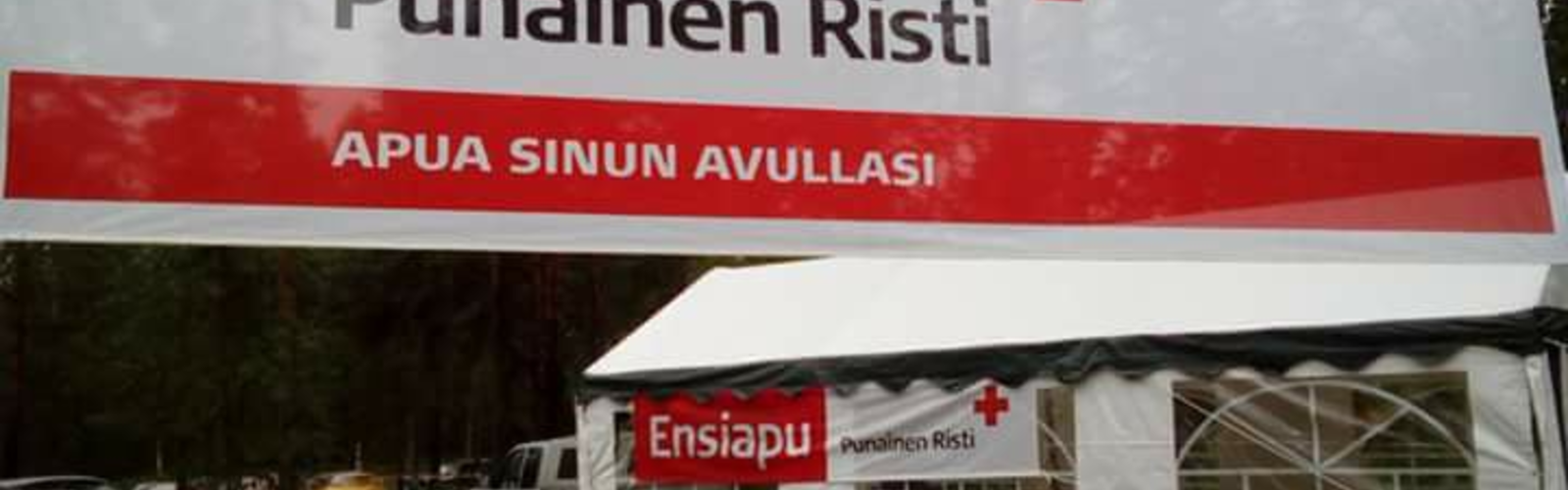 Kuvassa Oulaisten osaston ensiapupäivystysteltta pystytettynä päivystystapahtumaan nurmikolle..