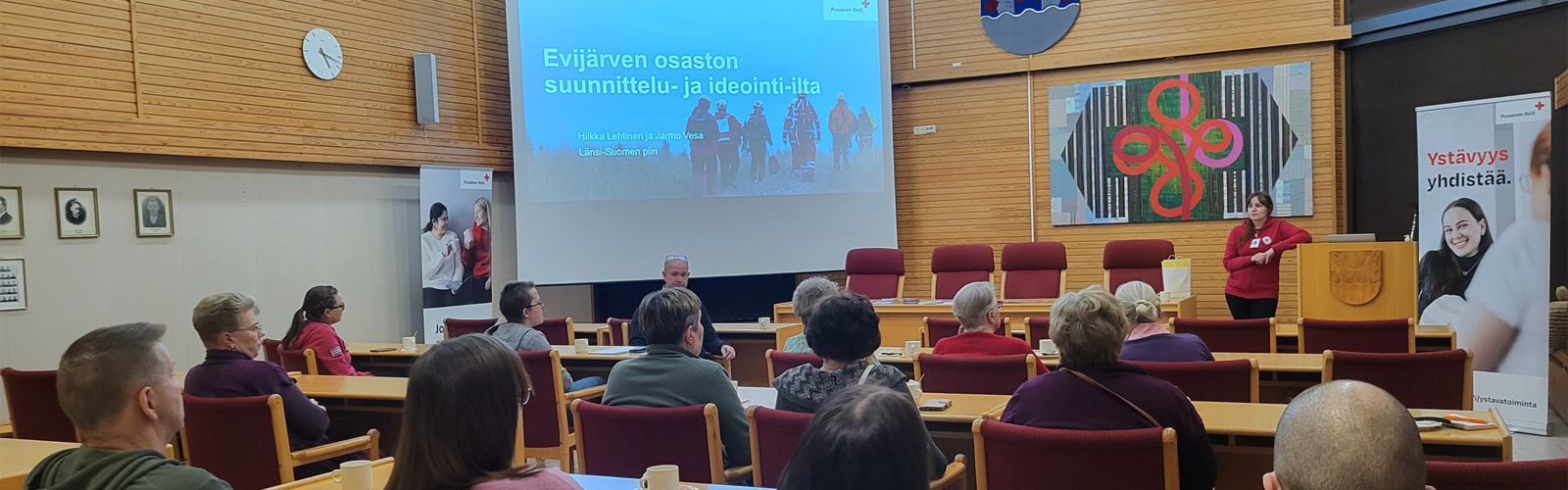Ideointi-illan osallistujia Evijärven valtuustosalissa
