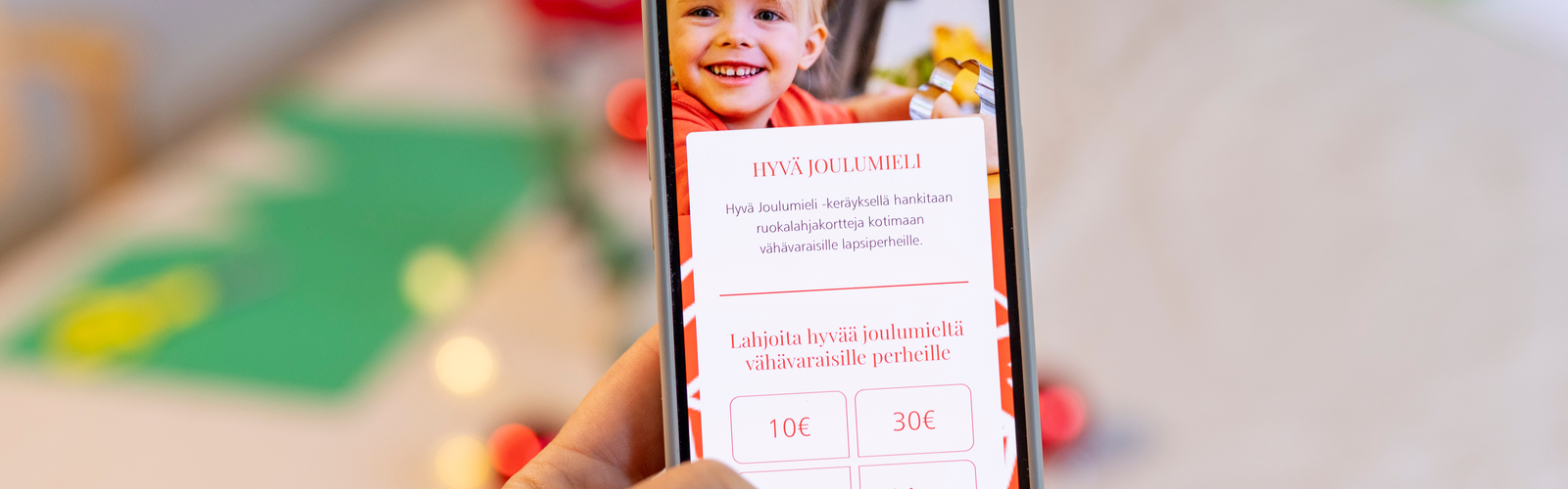 Käsi pitää kännykkää