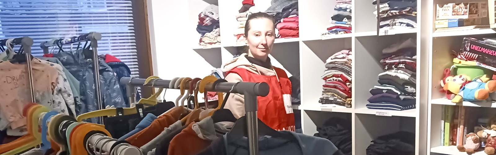 Vapaaehtoinen esittelee kierrätysvarastoa