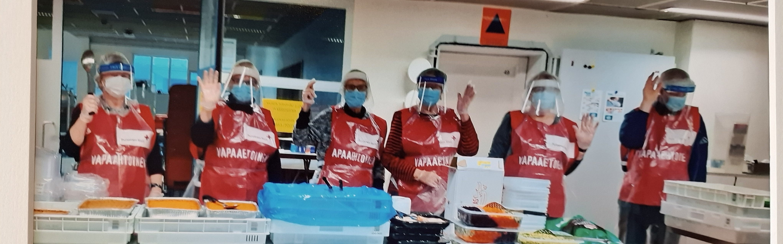 Vapaaehtoiset jakavat ylijäämäruokaa.