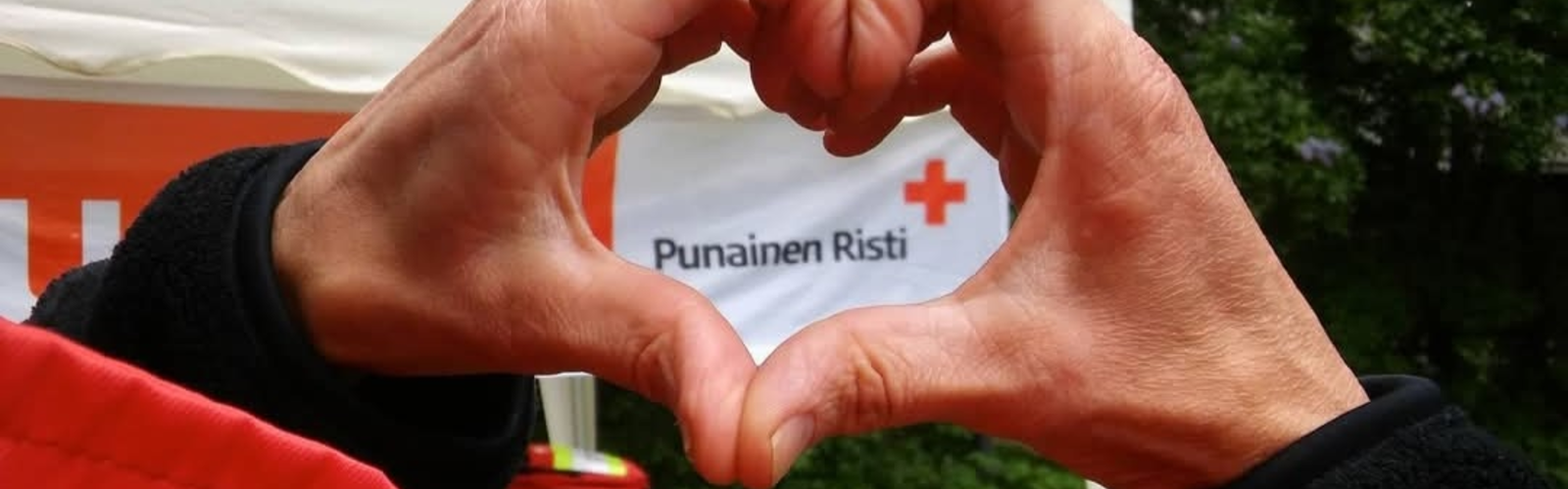 Käsillä tehty sydän Punaisen Ristin tekstiin