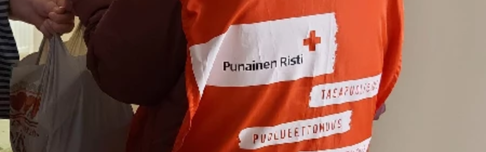 Vapaaehtoinen jakamassa jouluruokapusseja