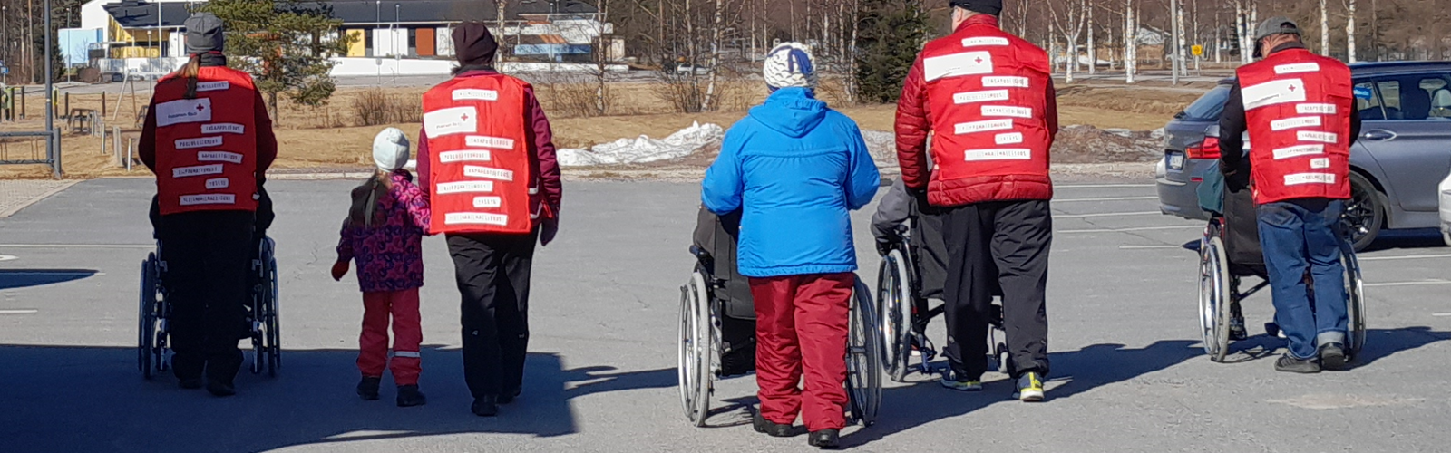 Oulaisten osaston laitosystäväryhmä kävelyllä