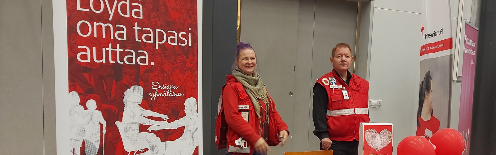 Kaksi ihmistä esitepöydän takana