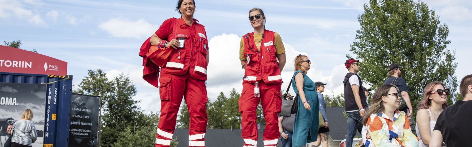 Kaksi Punaisen Ristin vapaaehtoista
