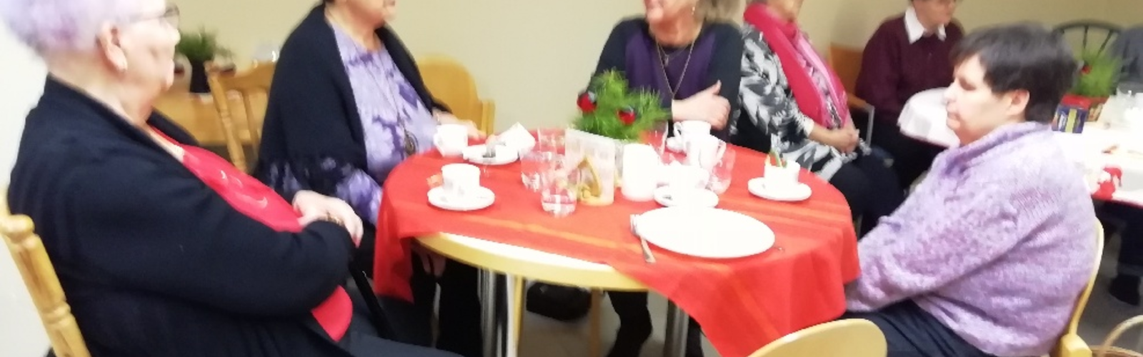 En grupp vänner som sitter runt ett bord