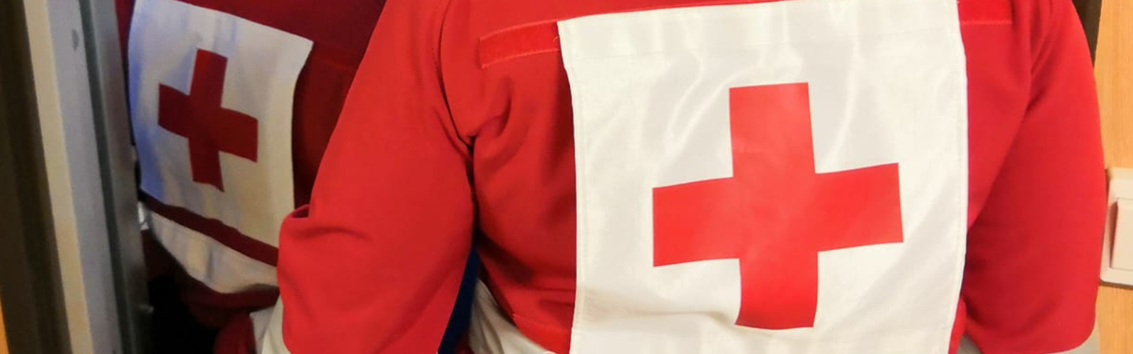 Kaksi henkilöä ensiapupäivystysvaatteissa