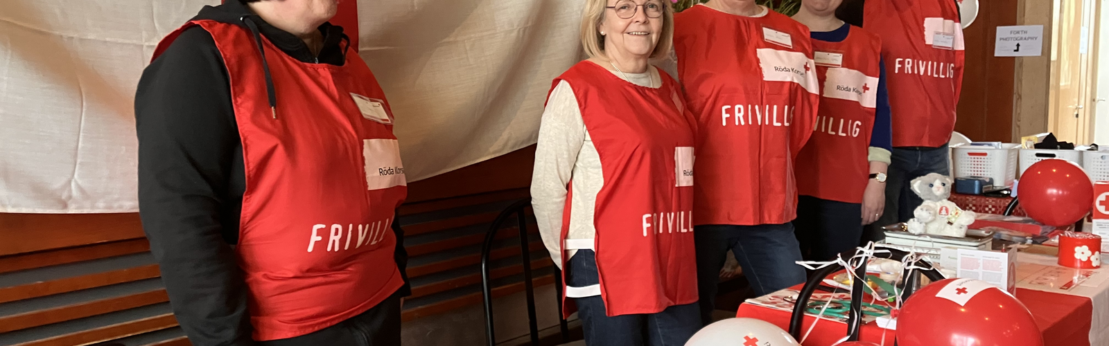 Aktiva med lotteri till förmån för Katastroffonden under Marknad vid Ellys torg i Smedsby och Kom till byn evenemang vid Smedsby Uf