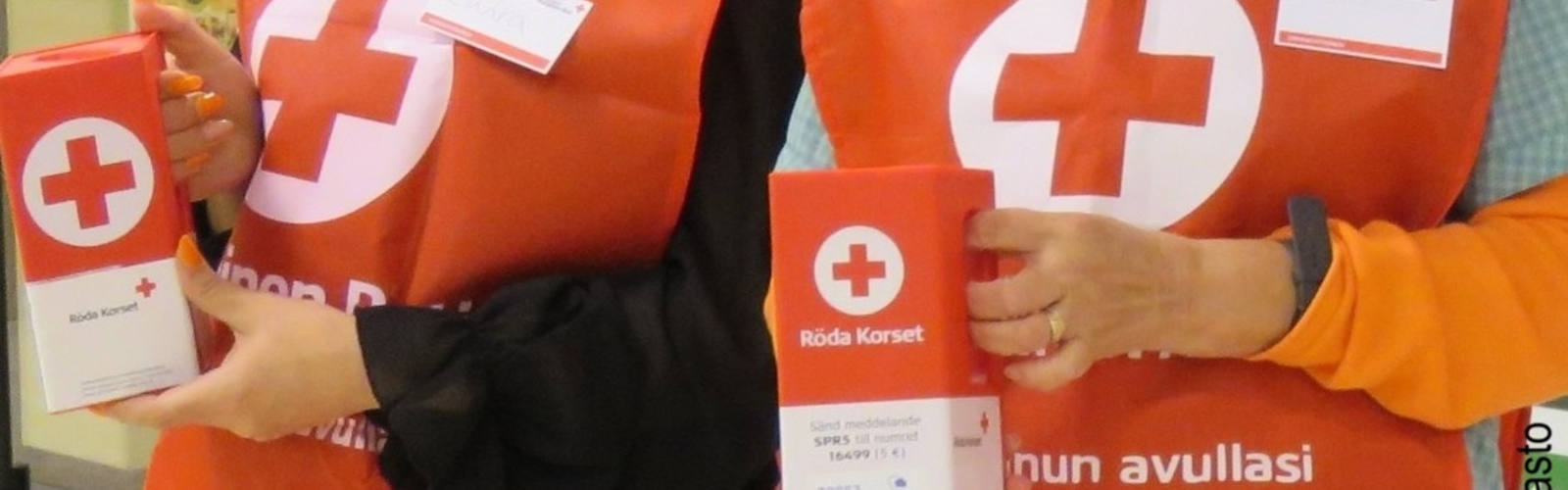 kaksi naista punaisen ristin liiveissä nälkäpäivä kerääjinä