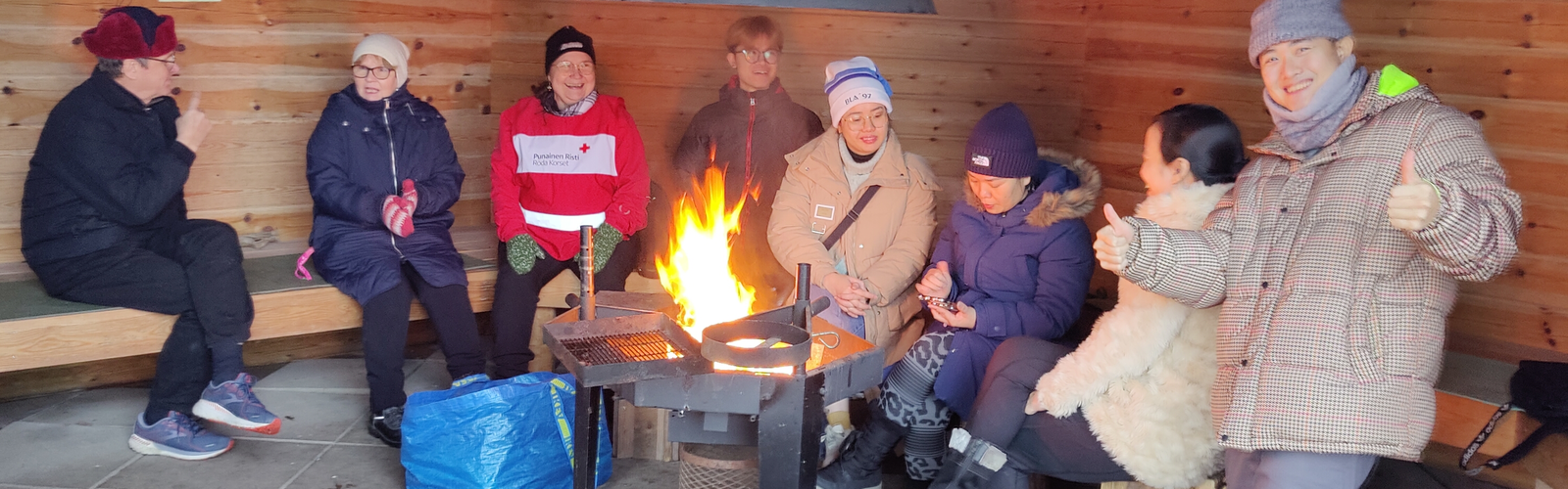 Vapaaehtoiset mukana laavuretkellä.