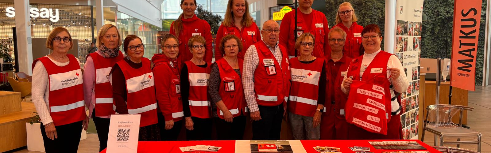 Kuvassa Kuopion osaston vapaaehtoisia Nälkäpäivän tapahtumassa kauppakeskus Matkuksessa.