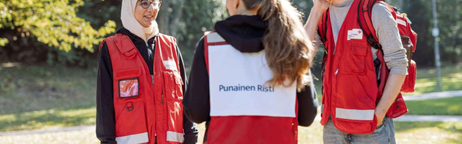 Punaisen Ristin vapaaehtoiset keskustelevat
