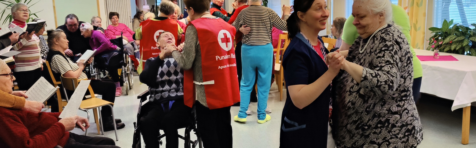 Vapaaehtoiset tanssivat palvelutalossa.