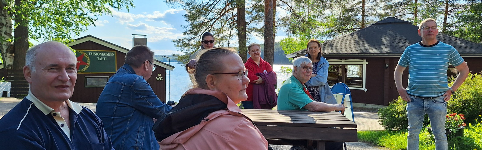 Osaston väkeä kesäkahveilla