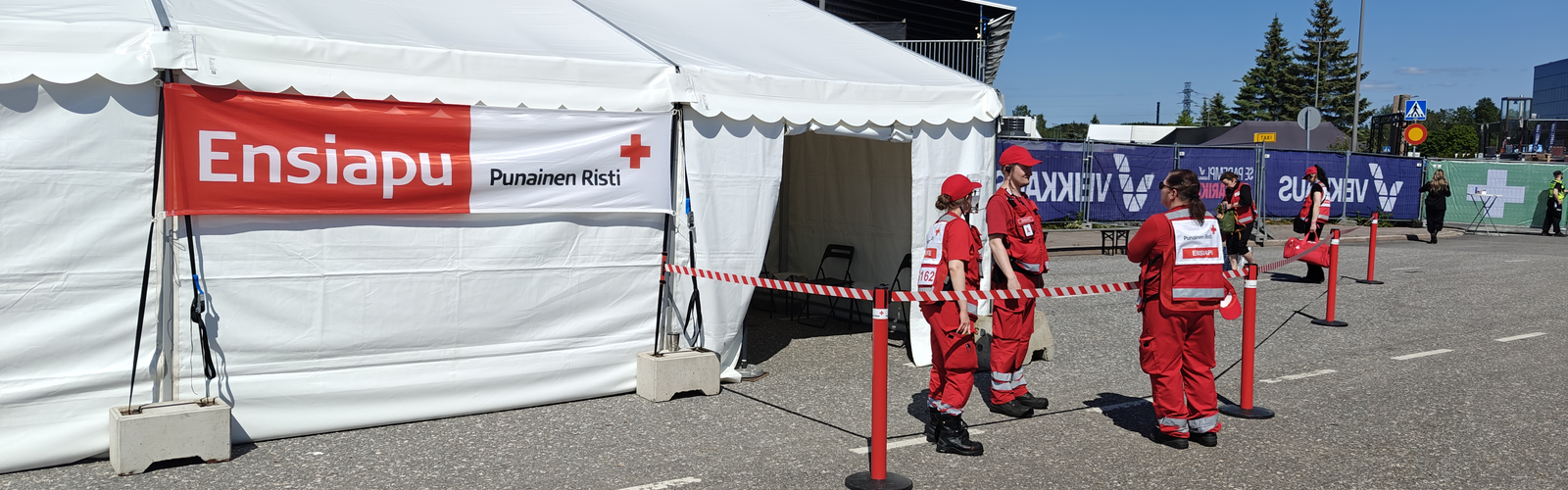 Ensiapupäivystäjiä päivystysteltan ulkopuolella festivaaleilla