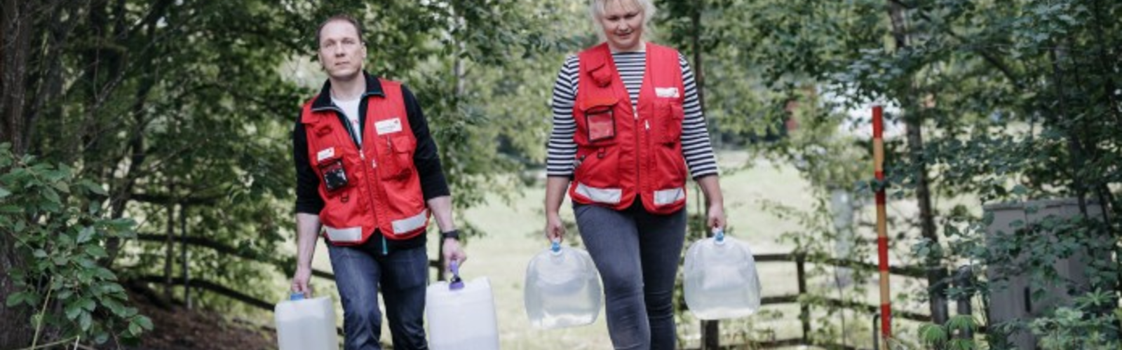 Sommarbild med Röda Korsets frivilliga