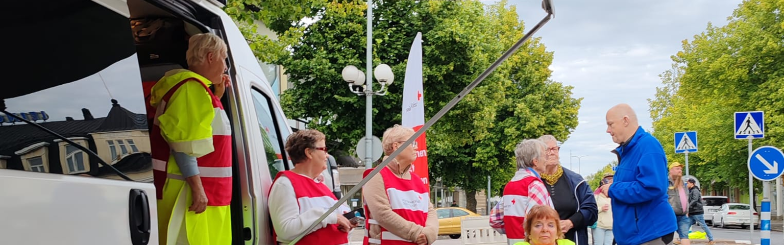 Salon osaston ystäviä ja terveyspisteläisiä