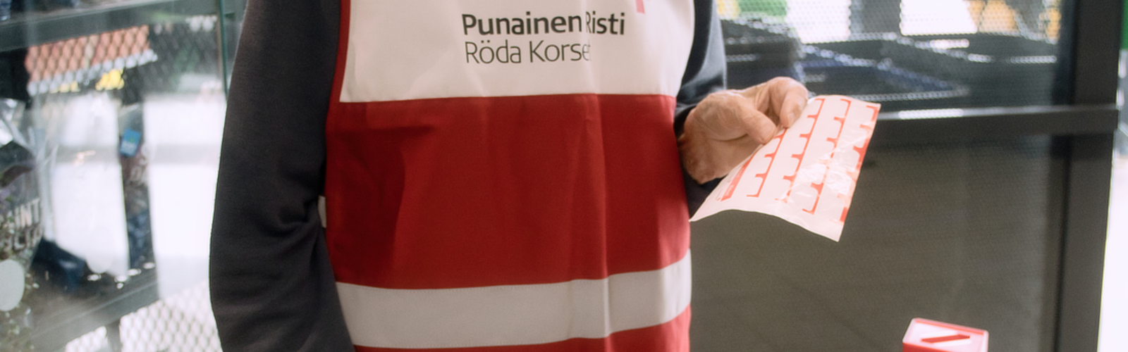 Vapaaehtoinen lipaskerääjä keräyspaikalla Nälkäpäivänä Lopella