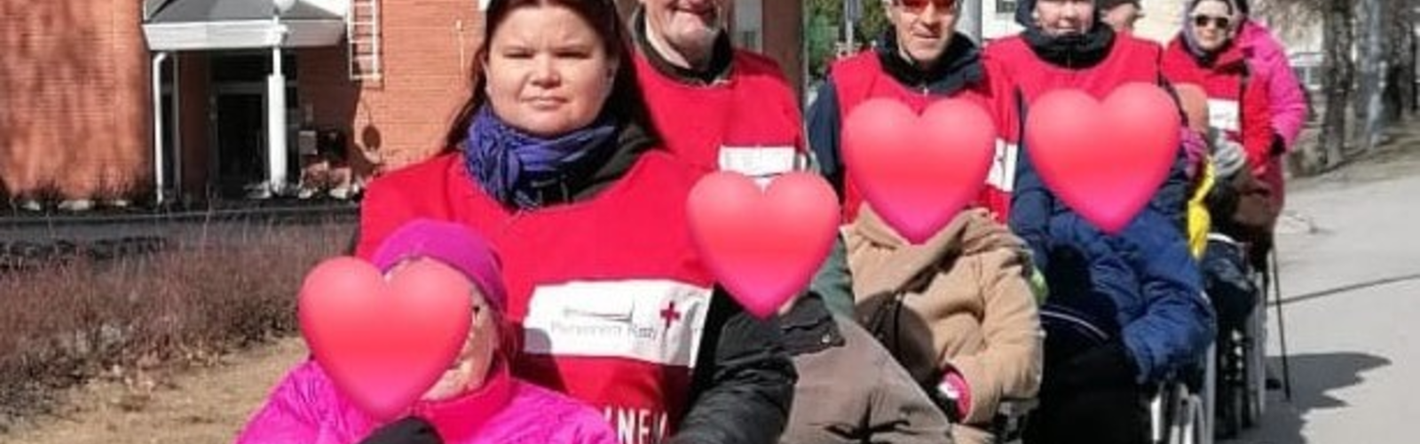 Vapaaehtoiset ulkoiluttamassa vanhainkodin asukkaita