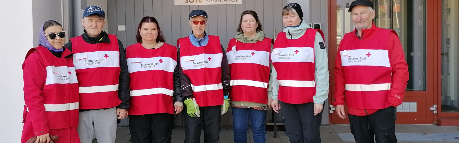Ulkoiluystävät lähdössä ulkoilemaan yhdessä vanhainkodissa asuvien ihmisten kanssa. 