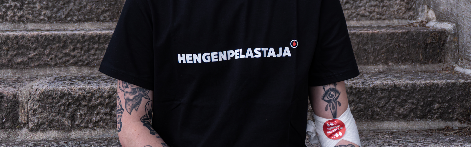 Verenluovuttaja mustassa Hengenpelastaja -paidassa