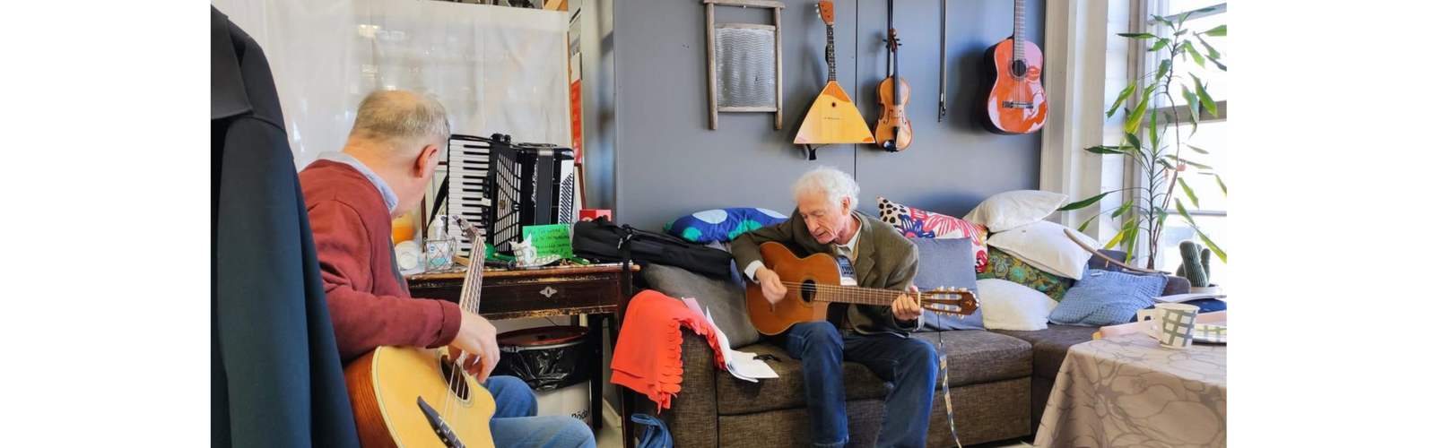 Två män spelar gitarr i Återbruket i Dalsbruk
