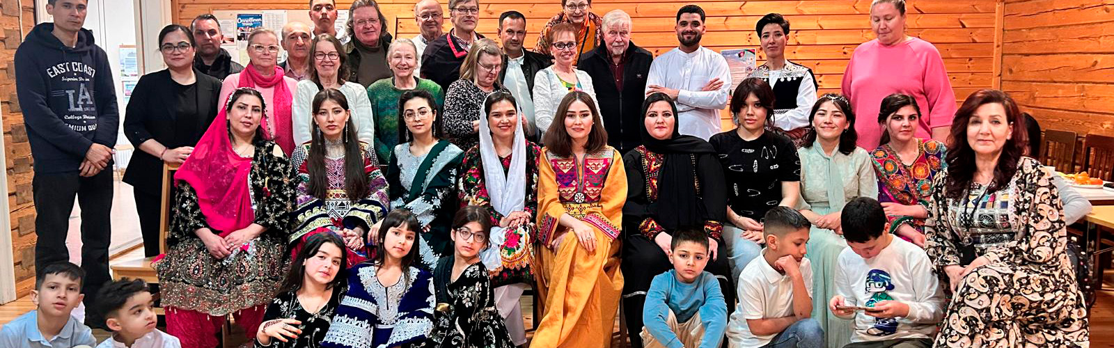 Eid- ja Nowruz-juhlan osallistujat yhteiskuvassa
