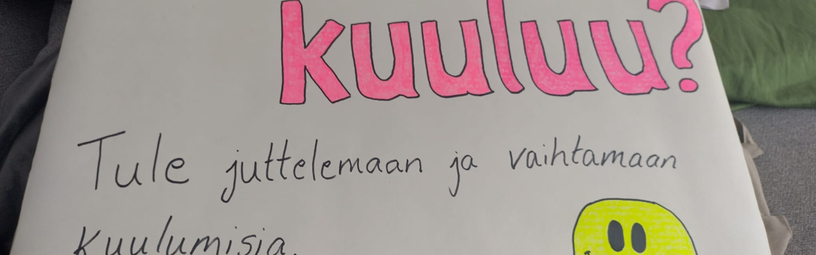 Mitä kuuluu -penkin kyltti