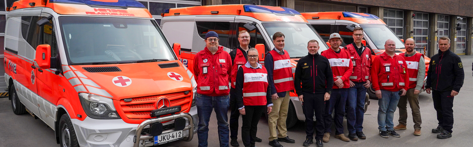 Lahjoitetut ambulanssit ja osastojen edustajat