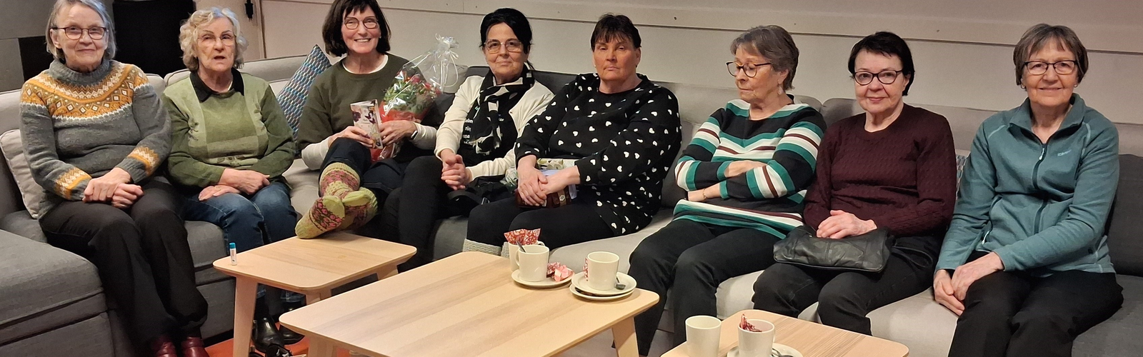 Läksiäiskahvittelua pöydän ympärillä