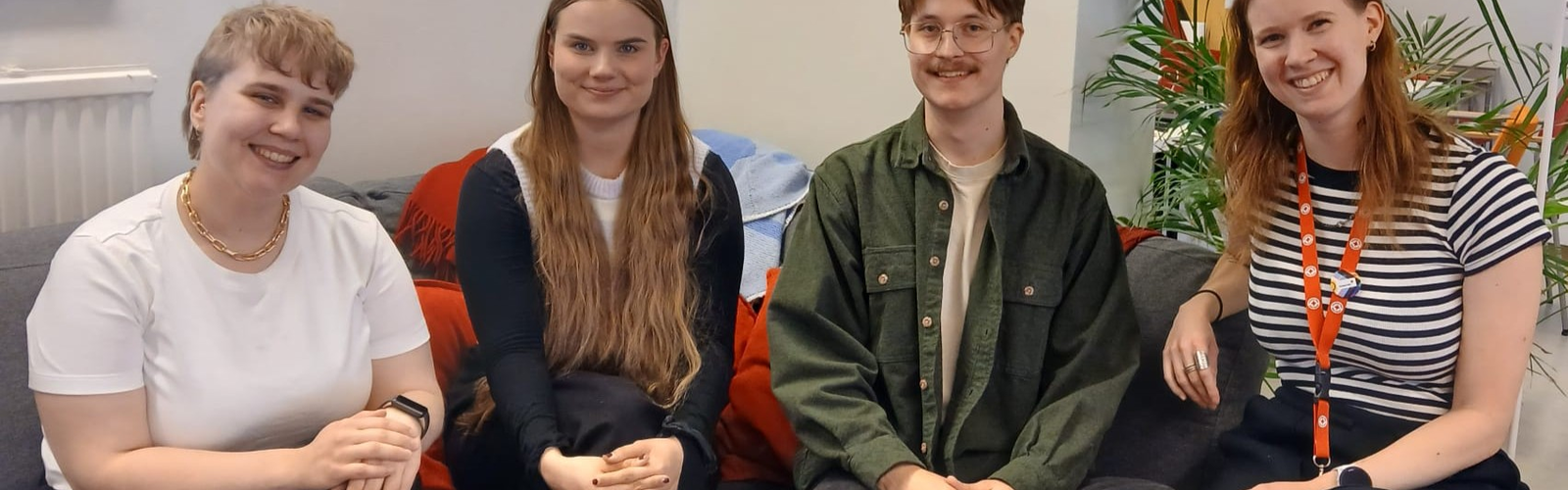Osaston uusi tiimi istuu sohvalla vierekkäin ja hymyilee kameraan. Vasemmalta oikealle Miksu, Sonja, Vili ja Ella. 
