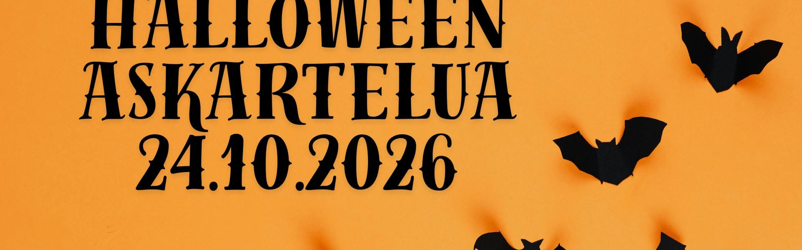 Oranssilla taustalla teksti Halloween askartelua 24.10.26 ja alakulmassa kolme piirrettyä mustaa lepakkoa