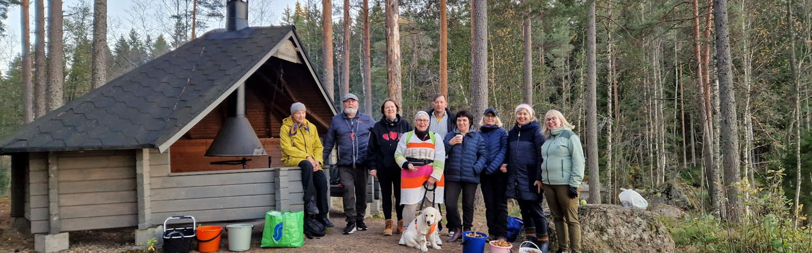 Kuvassa kielikerholaisia ja vapaaehtoisia Vehkjärven laavulla