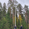 kaksi ihmistä nostaa punaisen ristin lipun tankoon